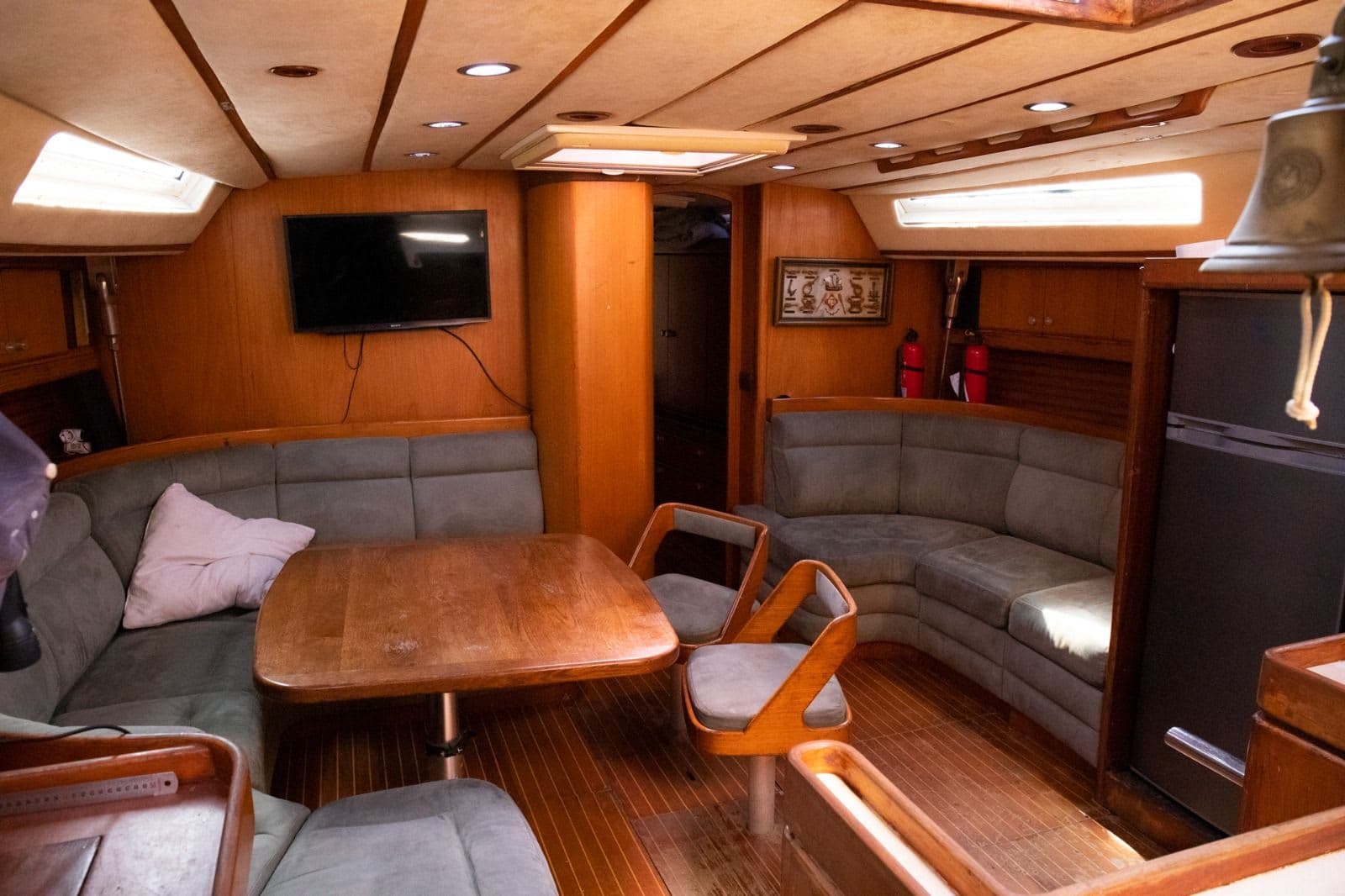 Velero Peggy navegando en Alicante con patrón incluido en el precio