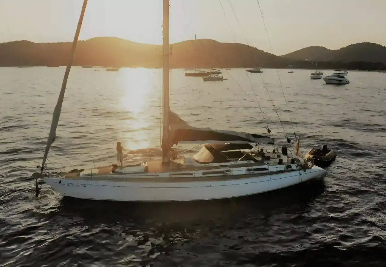 Velero navegando en Alicante
