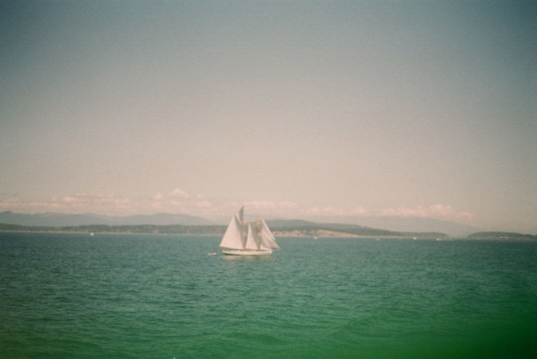 Velero blanco navegando en el Mediterráneo durante un paseo en barco en Alicante