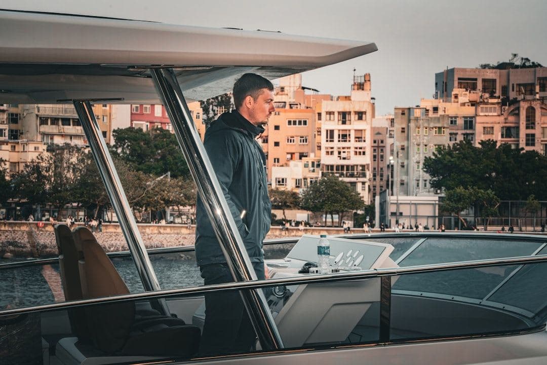 Ejecutivo en la cubierta de un velero frente al puerto de Alicante durante un evento corporativo