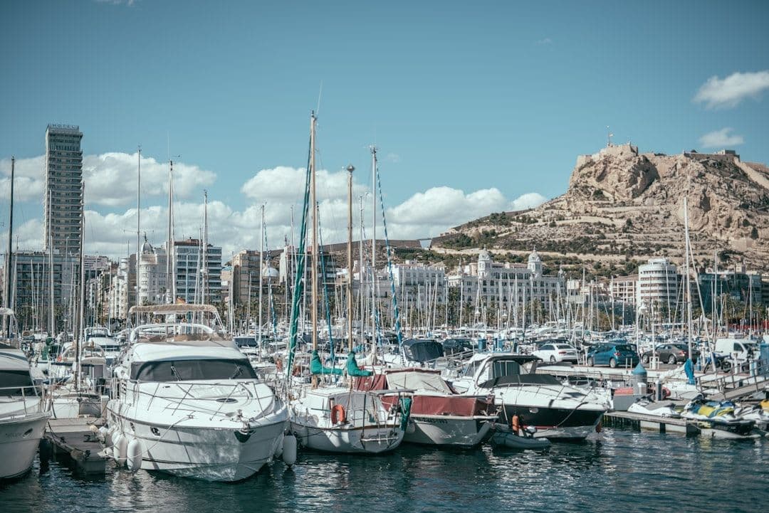 Puerto de Alicante al atardecer con veleros amarrados, ambiente ideal para una celebración de aniversario en barco