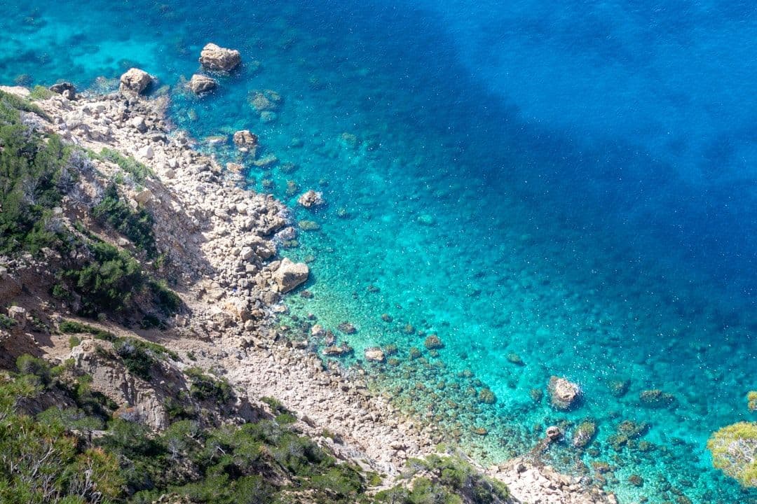 Vista aérea de aguas turquesas mediterráneas, escenario típico de los fondeaderos y calas de la Costa Blanca cerca de Alicante
