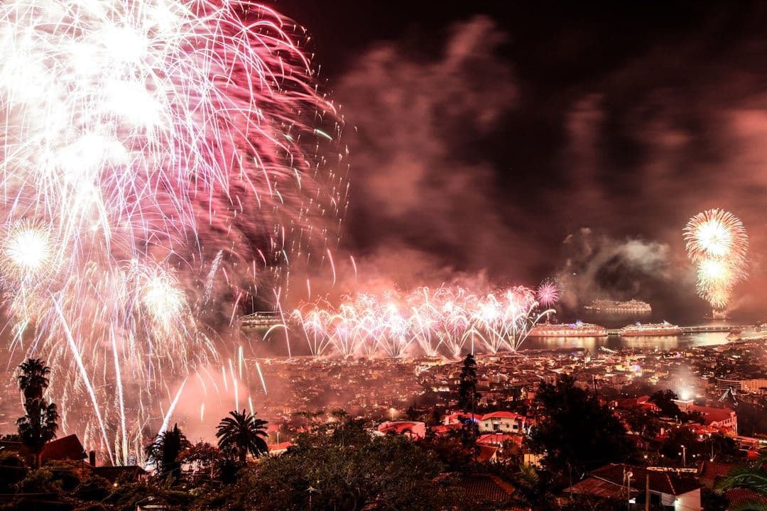 Fuegos artificiales sobre la bahía de Alicante durante las Hogueras de San Juan vistos desde un velero fondeado
